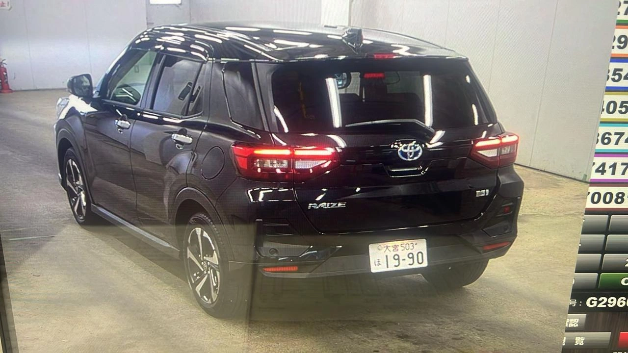 Toyota Raize Hybrid Z 2025 dashboard and 9-inch display screen