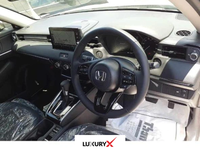 Honda Vezel 2025 e:HEV Z Hybrid in Pearl White parked front view