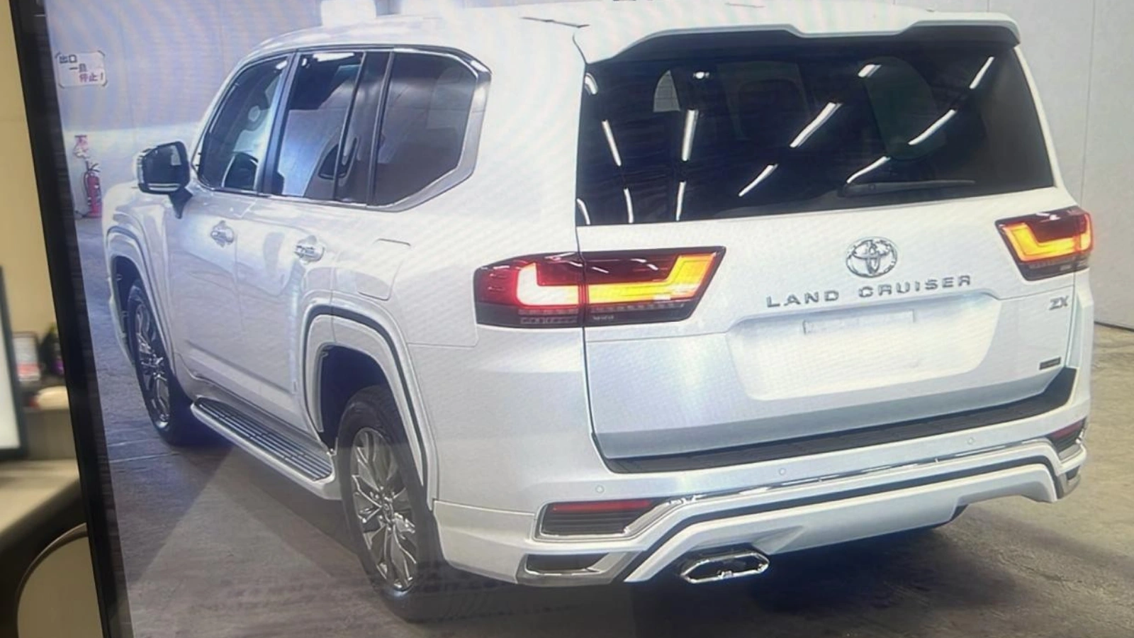 2024 Toyota Land Cruiser full body kit white